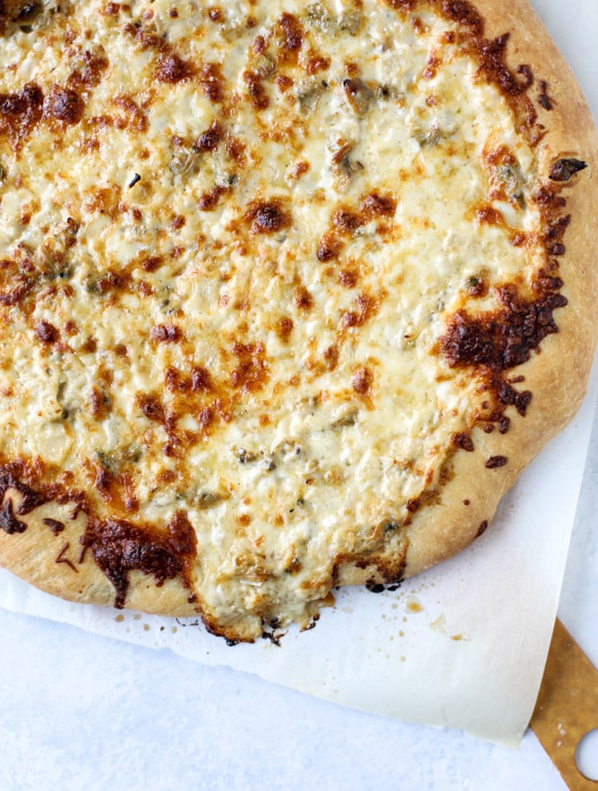 white clam sauce pizza I howsweeteats.com