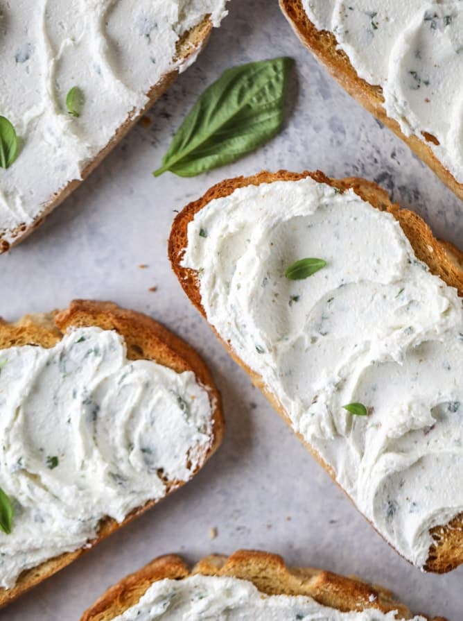 heirloom tomato garlic toast with basil whipped feta I howsweeteats.com