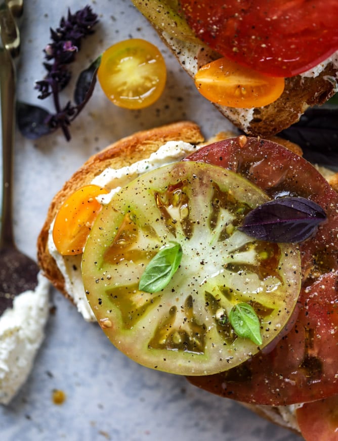 heirloom tomato garlic toast with basil whipped feta I howsweeteats.com