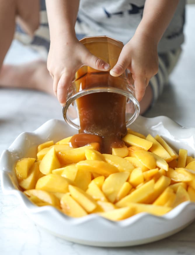 pistachio peach caramel crumble I howsweeteats.com