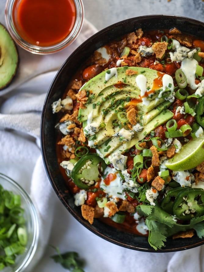 slow cooker buffalo chicken chili I howsweeteats.com