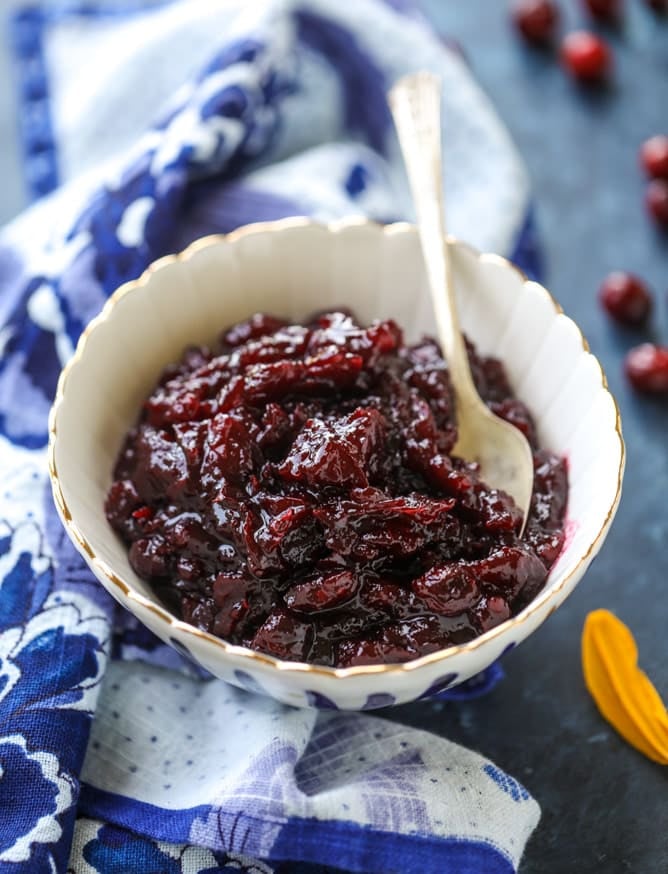 bourbon cider vanilla cranberry sauce I howsweeteats.com #thanksgiving #cranberrysauce #sidedish