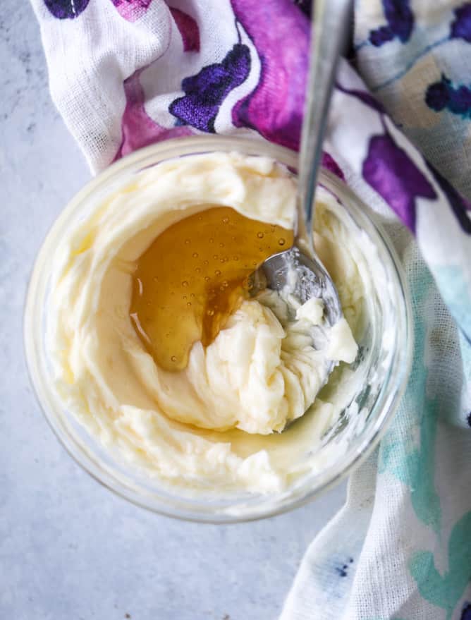 cranberry swirl crumble muffins I howsweeteats.com #thanksgiving #christmas #muffins #cranberry