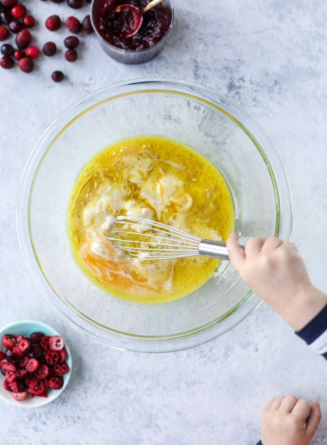 cranberry swirl crumble muffins I howsweeteats.com #thanksgiving #christmas #muffins #cranberry