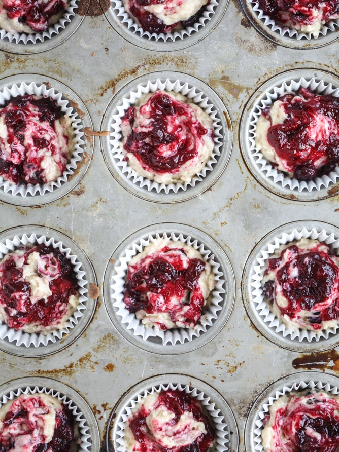 cranberry swirl crumble muffins I howsweeteats.com #thanksgiving #christmas #muffins #cranberry