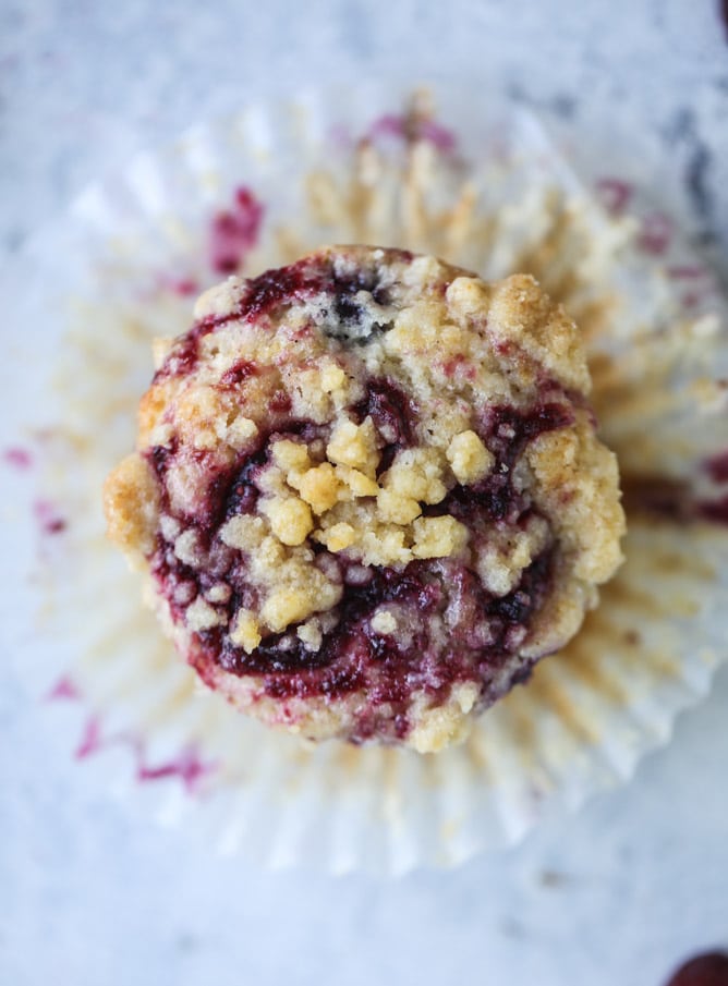 cranberry swirl crumble muffins I howsweeteats.com #thanksgiving #christmas #muffins #cranberry