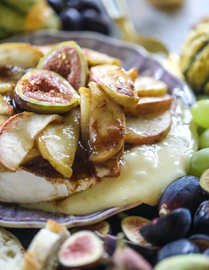 thanksgiving crostini bar with maple apple brie cheese I howsweeteats.com #thanksgiving #friendsgiving #cheese #appetizers #cocktails