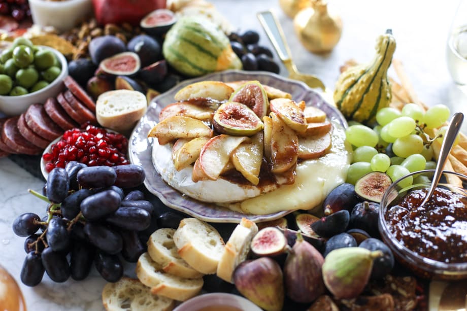thanksgiving crostini bar with maple apple brie cheese I howsweeteats.com #thanksgiving #friendsgiving #cheese #appetizers #cocktails