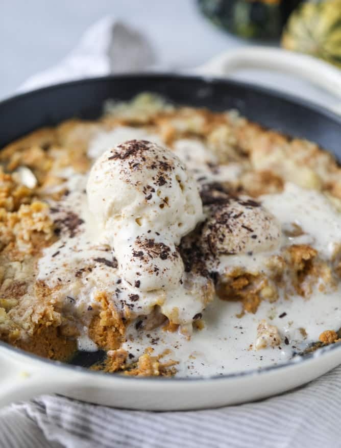 pumpkin skillet cobbler I howsweeteats.com