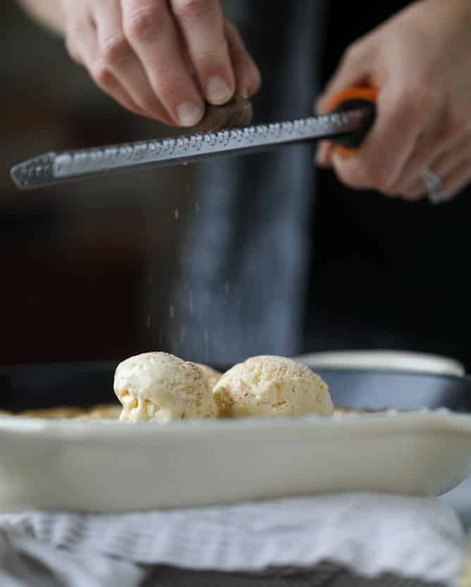 pumpkin skillet cobbler I howsweeteats.com