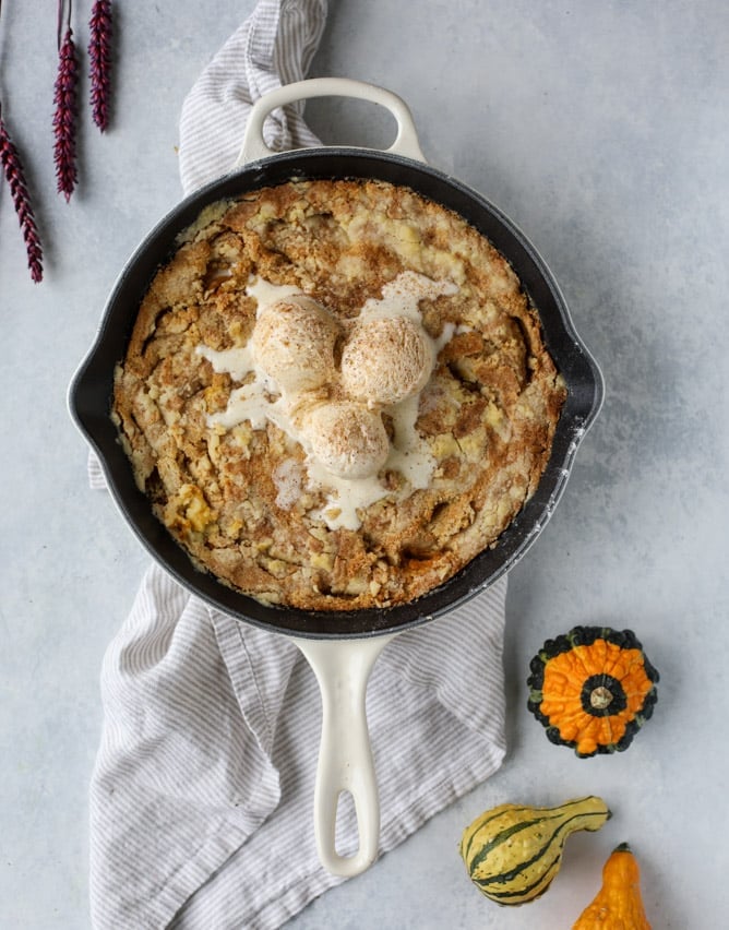 pumpkin skillet cobbler I howsweeteats.com