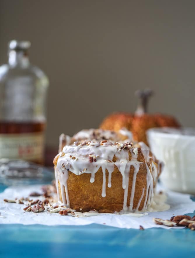 pumpkin, bourbon cream and toasted pecan pull apart bread I howsweeteats.com #pumpkin #bread #breakfast