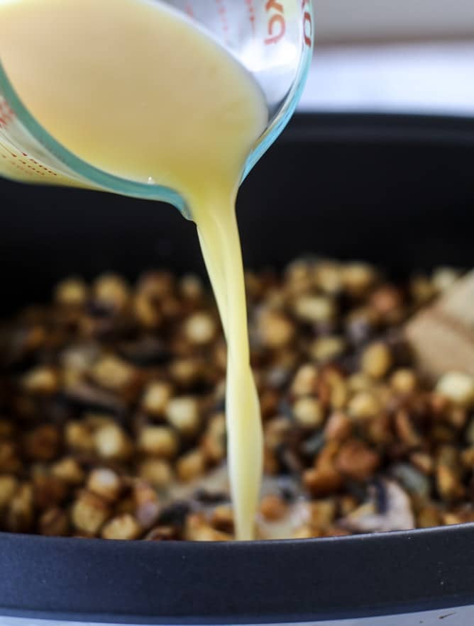 slow cooker stuffing I howsweeteats.com #thanksgiving #stuffing #slowcooker