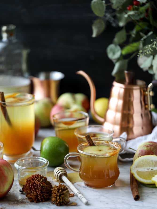 caramel apple hot toddy I howsweeteats.com #caramel #apple #cocktail