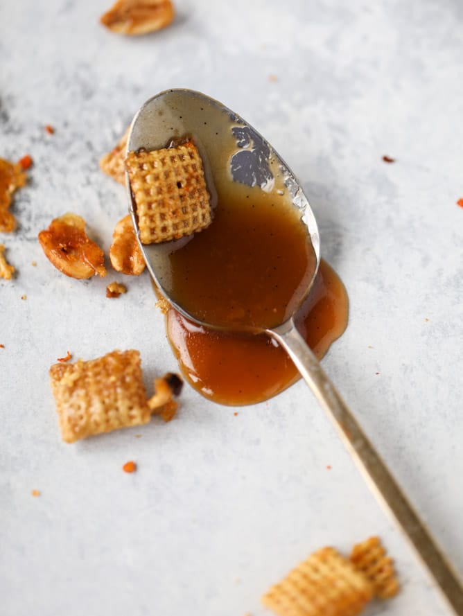 chipotle caramel chex mix recipe I howsweeteats.com #chexmix #snackmix #holidays #christmas