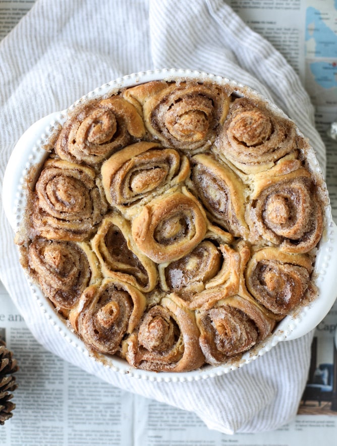 one hour eggnog cinnamon rolls I howsweeteats.com #christmas #holidays #eggnog #cinnamonrolls #breakfast