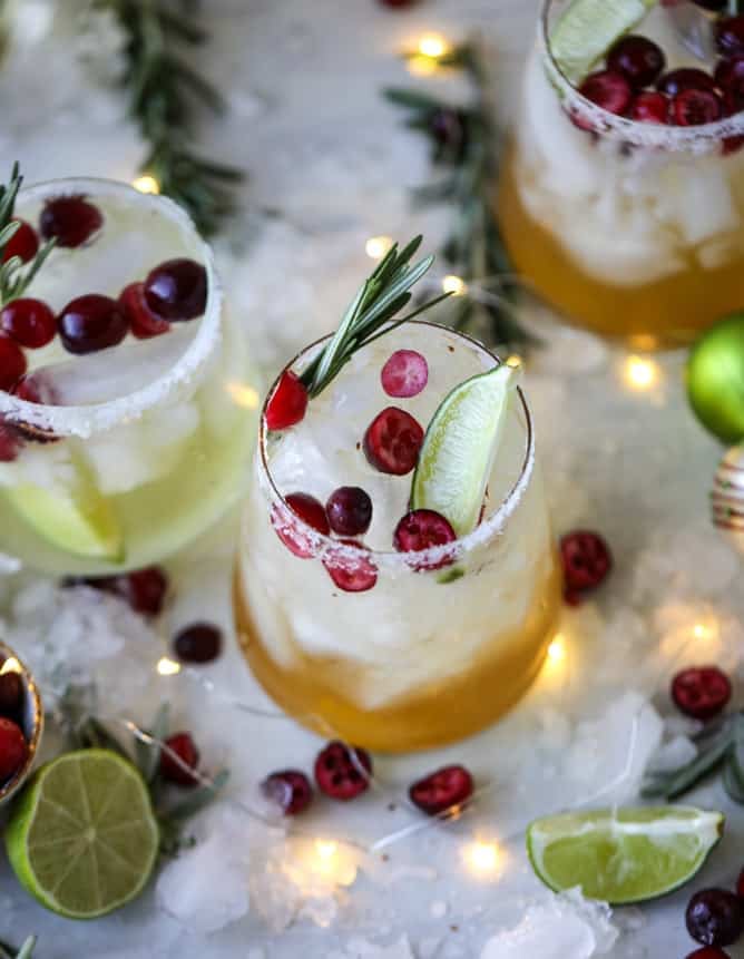 mistletoe margaritas I howsweeteats.com #christmas #margaritas #cocktails