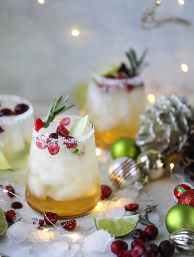mistletoe margaritas I howsweeteats.com #christmas #margaritas #cocktails