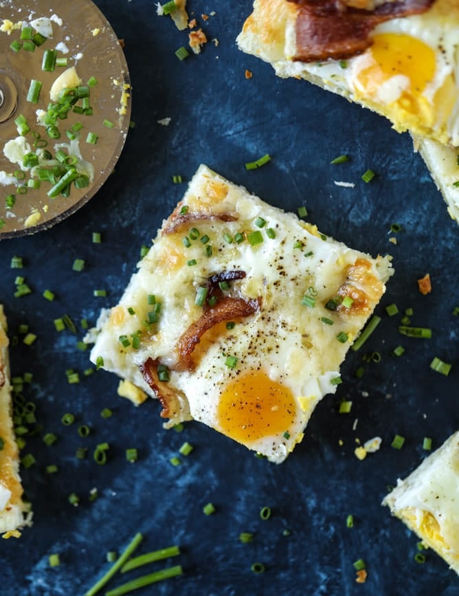 puff pastry breakfast pizza I howsweeteats.com #breakfast #pizza #puffpastry #brunch #christmas