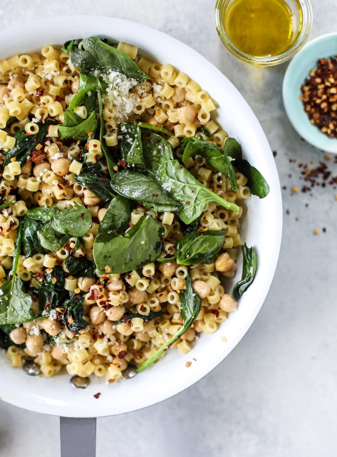 spicy garlic spinach pasta with chickpeas I howsweeteats.com