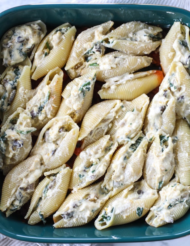 vegetable and fontina stuffed shells with fire roasted marinara I howsweeteats.com