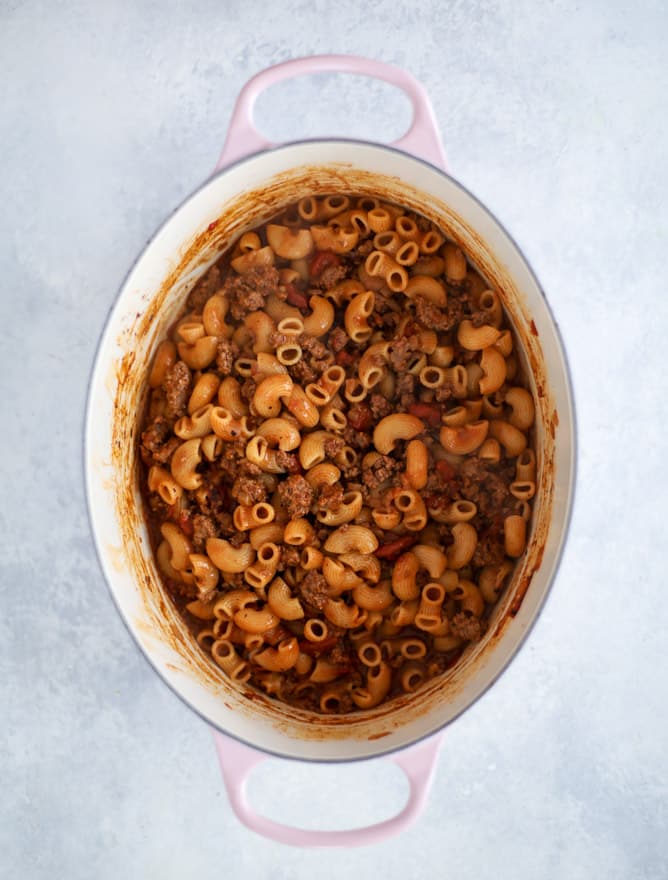 one pot chili cheese pasta I howsweeteats.com #onepotpasta #chili #cheese #chilimac #beef