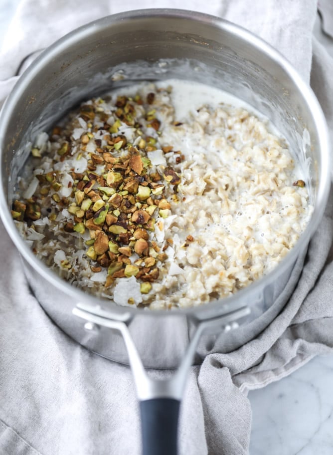 pistachio oatmeal with coconut I howsweeteats.com #oatmeal #pistachio #coconut #chocolate #breakfast