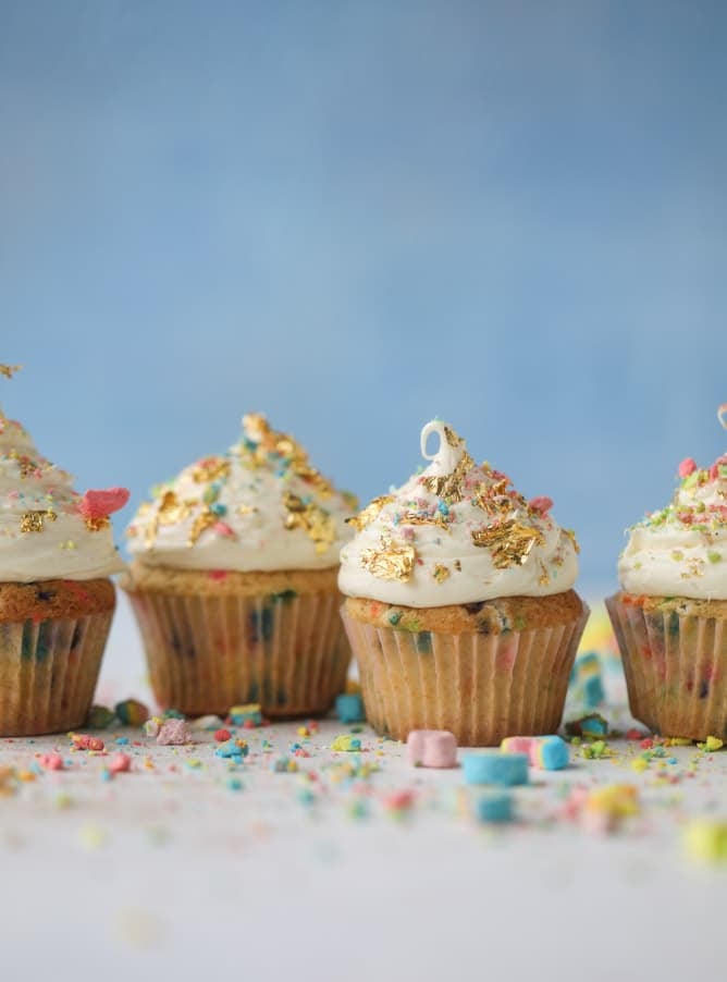 lucky charms cereal milk cupcakes I howsweeteats.com #luckycharms #cupcakes #cerealmilk #cake #funfetti #confetti #sprinkles