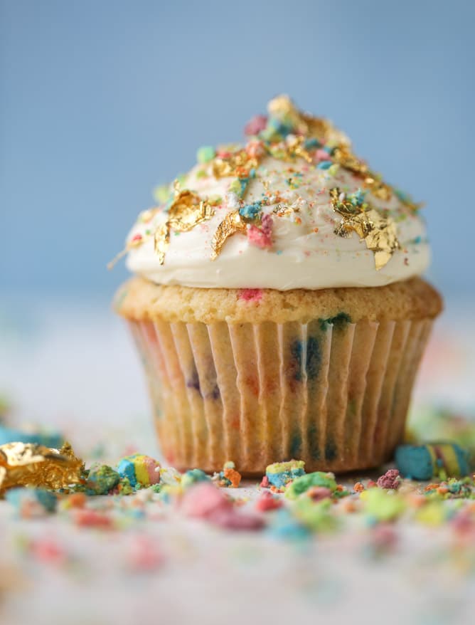 lucky charms cereal milk cupcakes I howsweeteats.com #luckycharms #cupcakes #cerealmilk #cake #funfetti #confetti #sprinkles