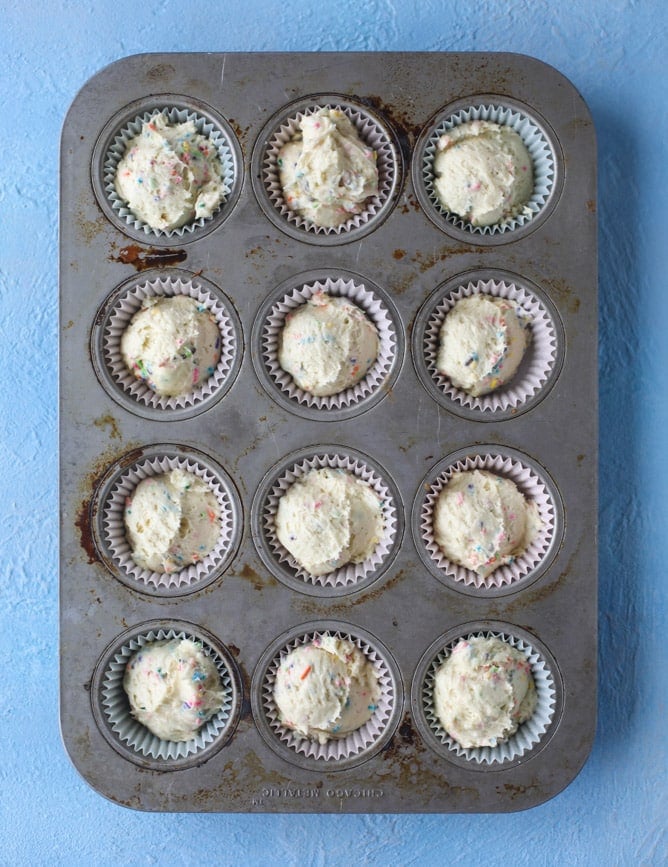 lucky charms cereal milk cupcakes I howsweeteats.com #luckycharms #cupcakes #cerealmilk #cake #funfetti #confetti #sprinkles