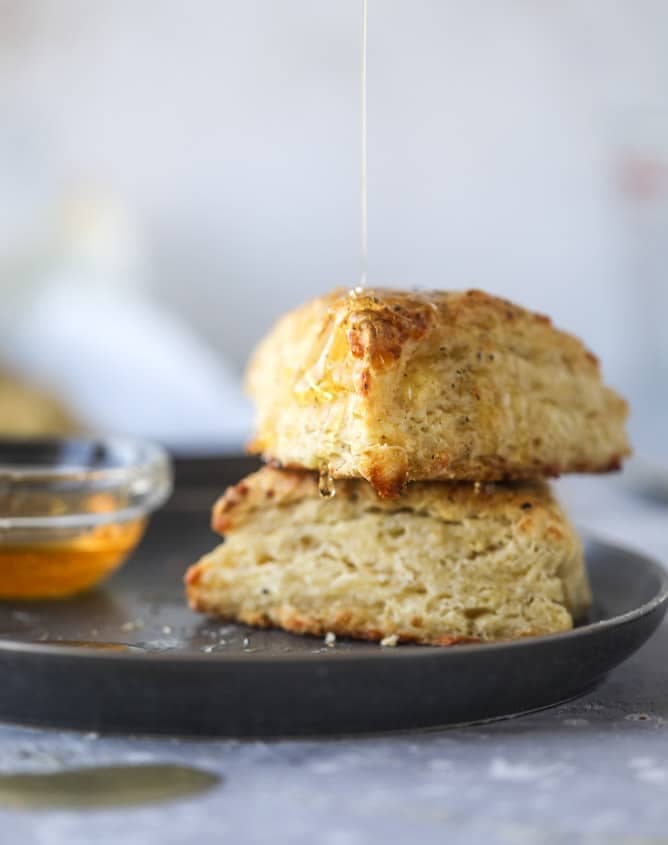 honey cheddar black pepper scones I howsweeteats.com #scones #honey #cheddar #blackpepper