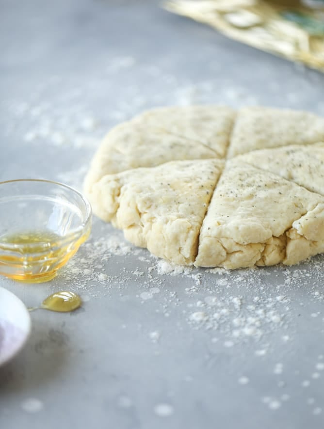 honey cheddar black pepper scones I howsweeteats.com #scones #honey #cheddar #blackpepper