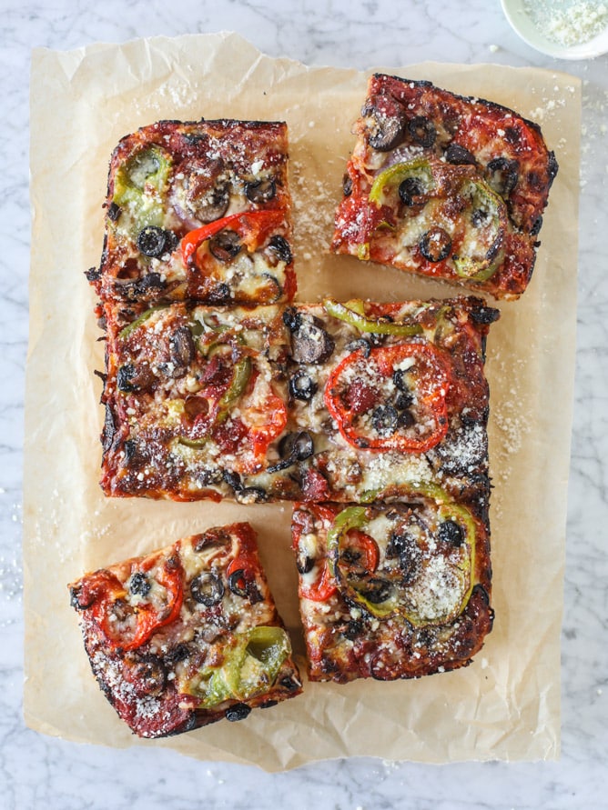 veggie supreme detroit style pizza I howsweeteats.com #detroitstyle #pizza #pizzasupreme #veggiepizza #vegetarian