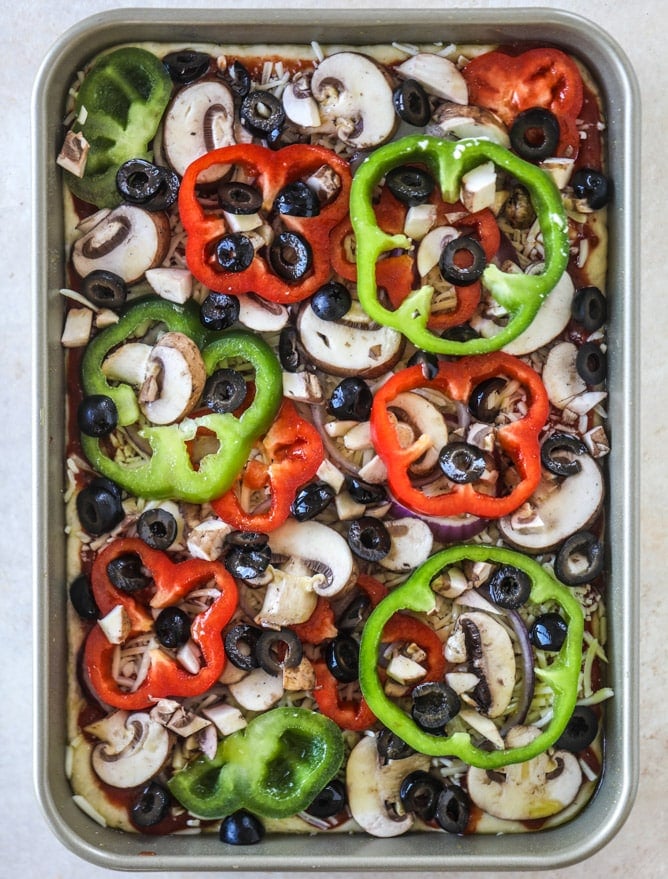 veggie supreme detroit style pizza I howsweeteats.com #detroitstyle #pizza #pizzasupreme #veggiepizza #vegetarian