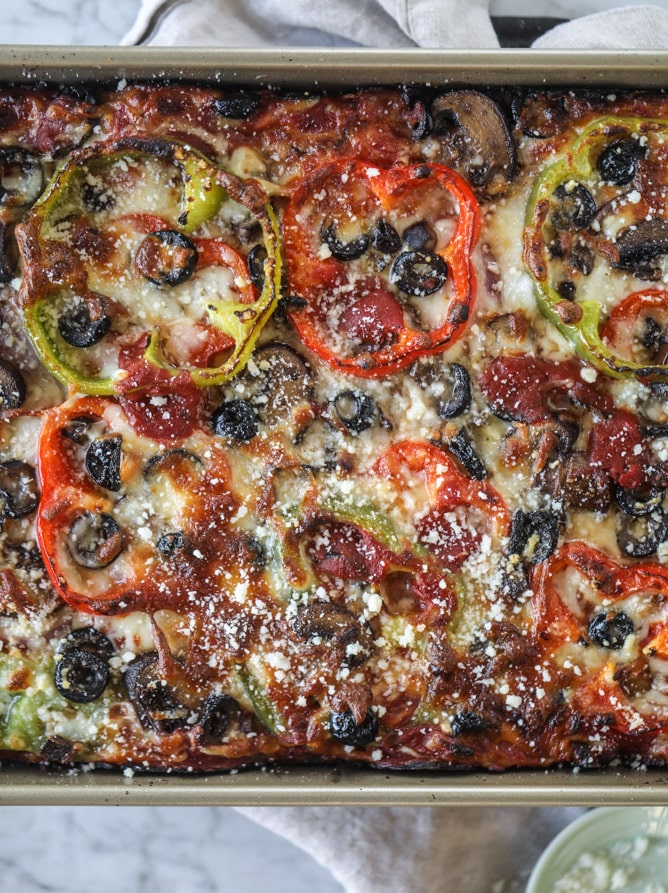 veggie supreme detroit style pizza I howsweeteats.com #detroitstyle #pizza #pizzasupreme #veggiepizza #vegetarian