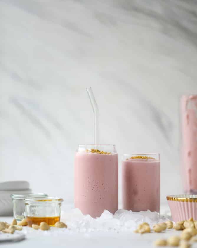 strawberry cashew smoothie I howsweeteats.com #strawberry #cashew #smoothie #healthy #breakfast
