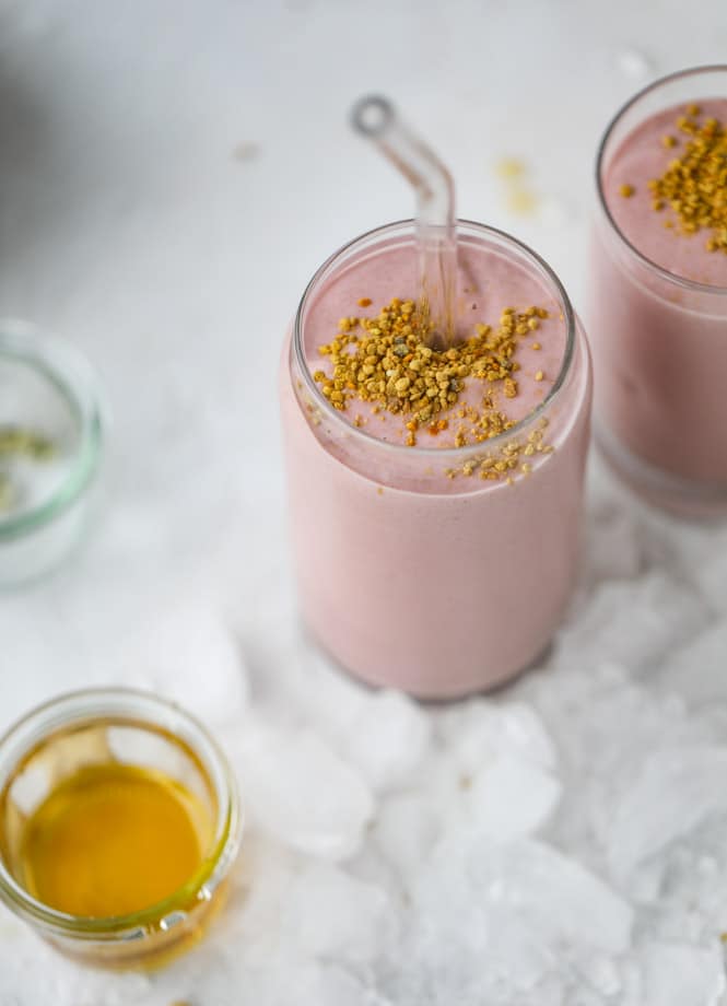 strawberry cashew smoothie I howsweeteats.com #strawberry #cashew #smoothie #healthy #breakfast