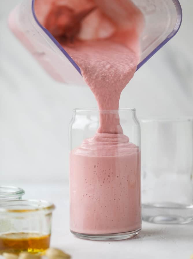 strawberry cashew smoothie I howsweeteats.com #strawberry #cashew #smoothie #healthy #breakfast