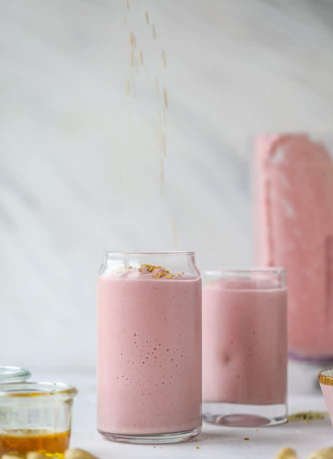 strawberry cashew smoothie I howsweeteats.com #strawberry #cashew #smoothie #healthy #breakfast