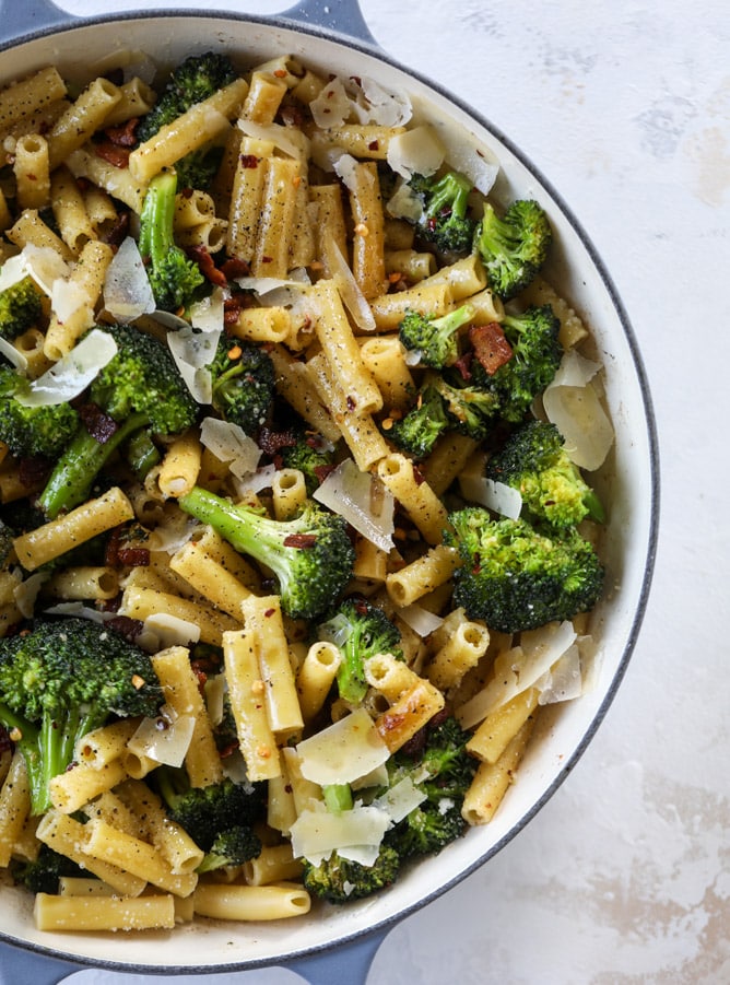This is the easiest weeknight bacon broccoli pasta that can come together in minutes! Super flavorful and filled with crispy bacon, fresh broccoli, shaved parmesan and crushed red pepper, it's delicious on its own or as a base for more veggies or meat! I howsweeteats.com #bacon #broccoli #pasta #easy #dinner #recipes