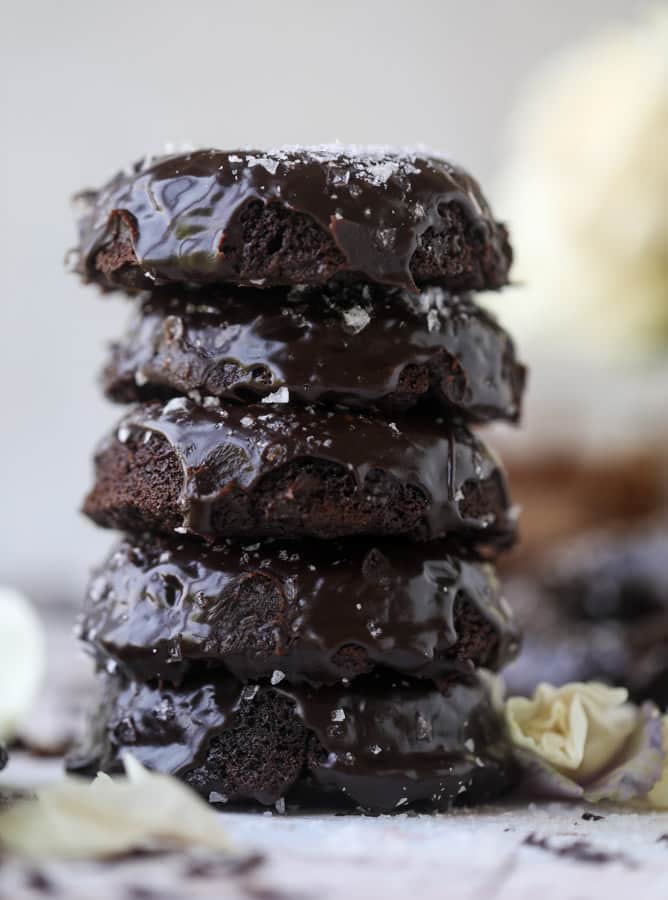 salted dark chocolate fudge donuts I howsweeteats.com #chocolate #donuts #doughtnuts #salted #fudge