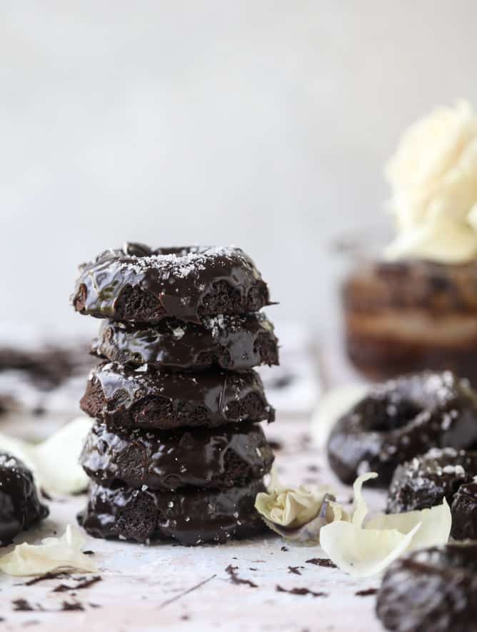 salted dark chocolate fudge donuts I howsweeteats.com #chocolate #donuts #doughtnuts #salted #fudge