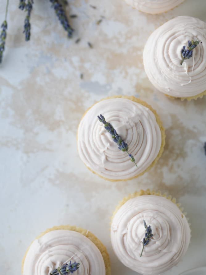 lavender cupcakes with cream cheese frosting I howsweeteats.com #lavender #cupcakes #creamcheese #frosting #cake