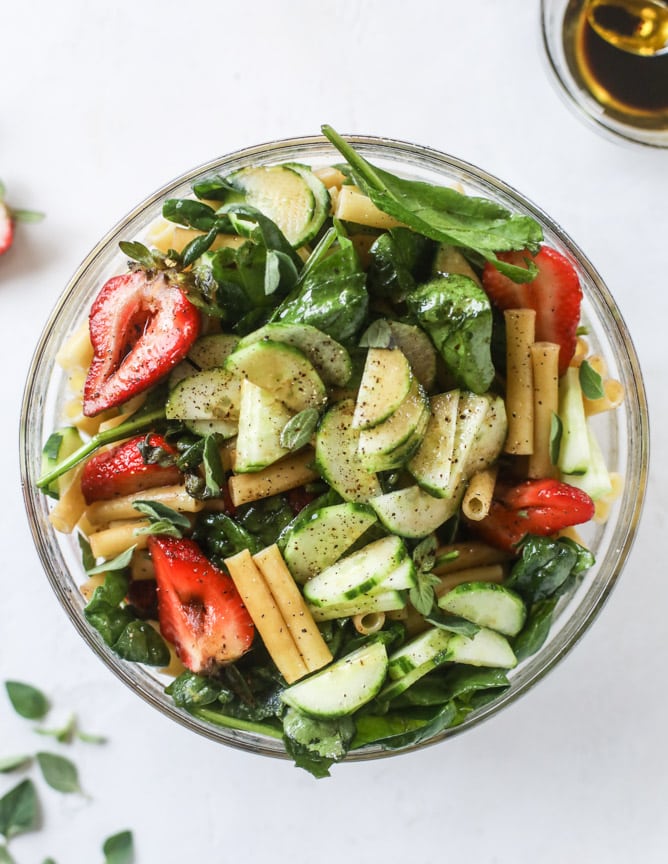 black pepper balsamic strawberry pasta salad I howsweeteats.com #strawberry #pasta #salad #spinach #goatcheese