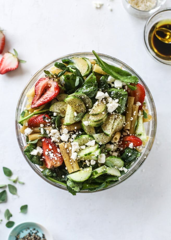 black pepper balsamic strawberry pasta salad I howsweeteats.com #strawberry #pasta #salad #spinach #goatcheese