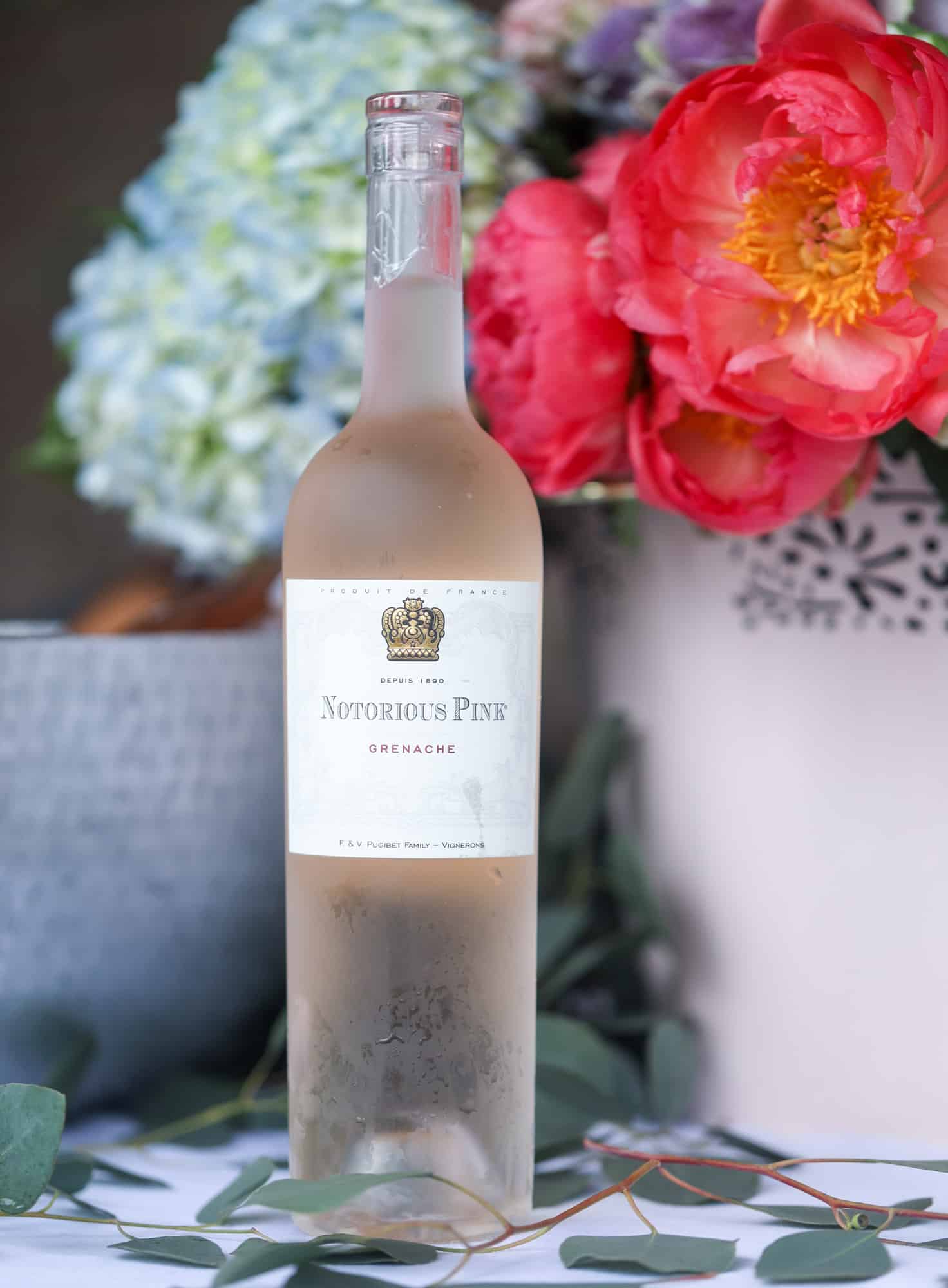 The best rosé to drink - all here in one epic summer guide for you! I'm sharing my personal favorite top ten rosé wines to drink in summer 2018, along with the perfect cheese board and snacks to go with. I howsweeteats.com #rosé #rose #summer #2018 #cheeseboard