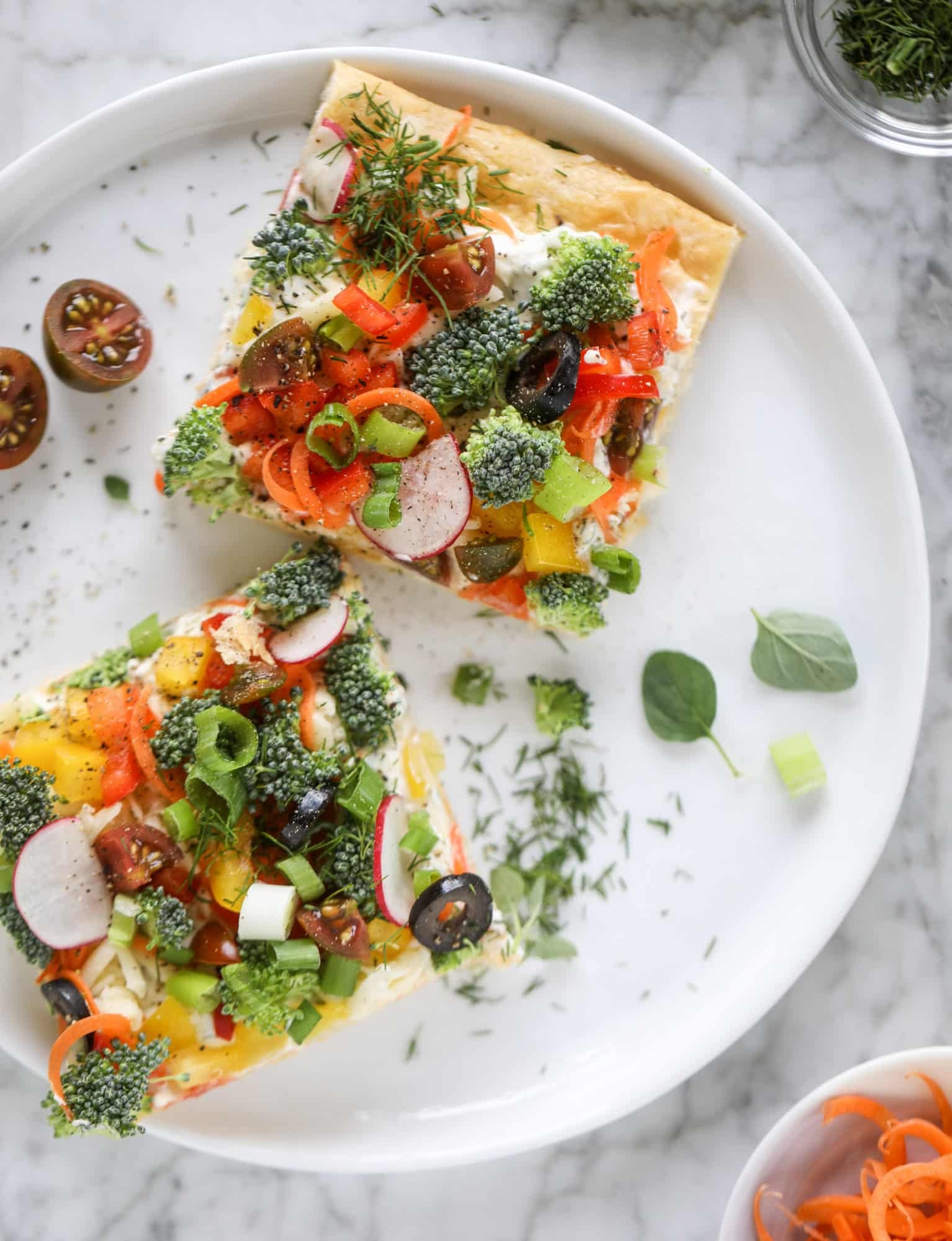 My mom's classic appetizer, the old school veggie pizza, is perfect for summer parties both indoor and out! A flaky pastry crust, a flavorful mascarpone greek yogurt base and tons of fresh chopped vegetables on top. It's a winning combination! I howsweeteats.com #veggie #pizza #appetizer #summer #crescentrolls #greekyogurt