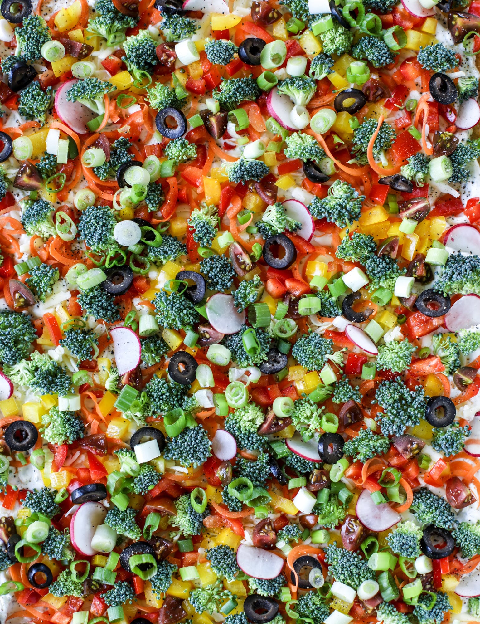 My mom's classic appetizer, the old school veggie pizza, is perfect for summer parties both indoor and out! A flaky pastry crust, a flavorful mascarpone greek yogurt base and tons of fresh chopped vegetables on top. It's a winning combination! I howsweeteats.com #veggie #pizza #appetizer #summer #crescentrolls #greekyogurt