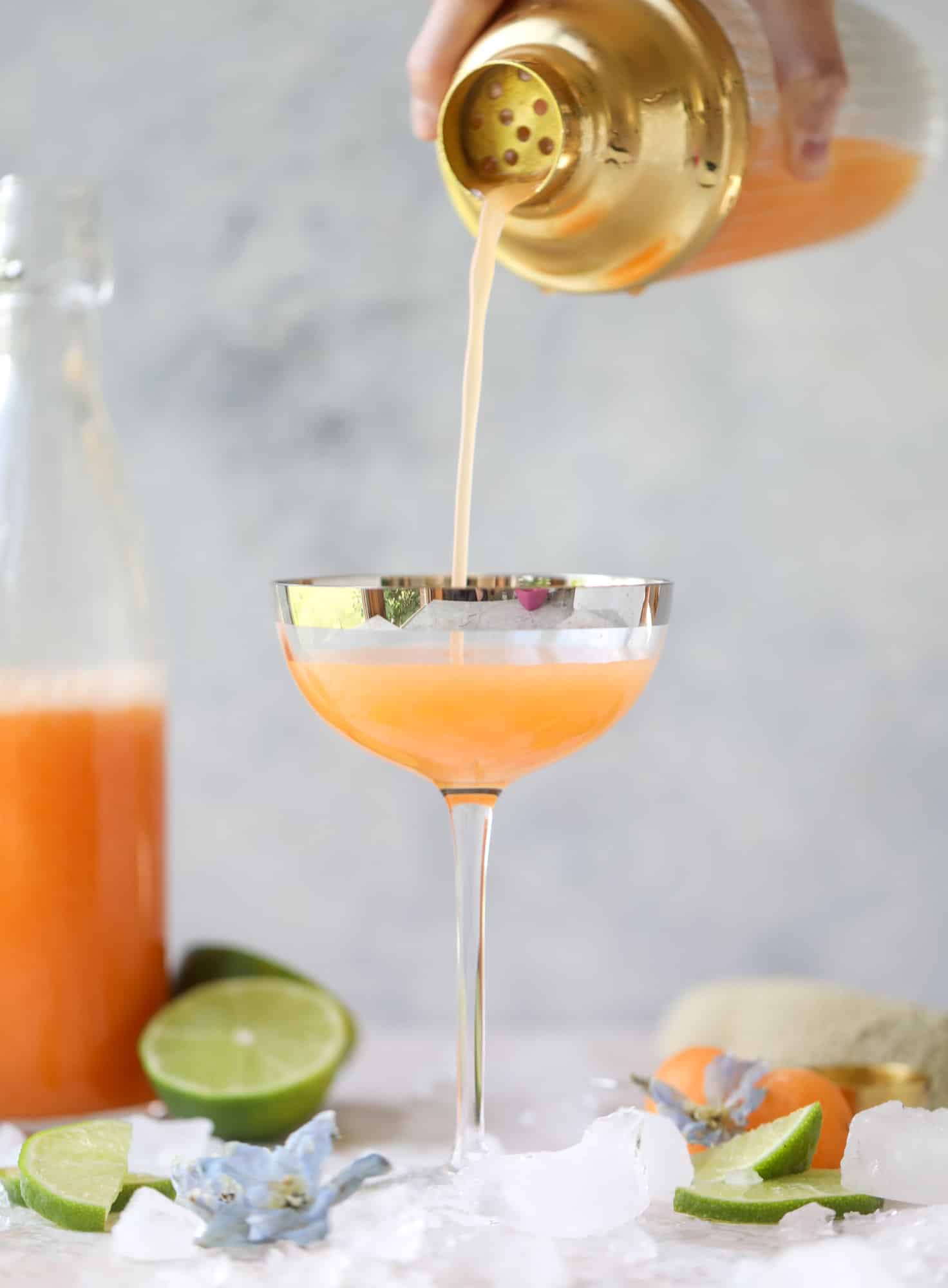 This cantaloupe daiquiri is the perfect way to celebrate summer! Freshly juiced melon, lime juice, rum and maraschino cherries - it's refreshing and cool and a fantastic cocktail to have during happy hour! Isn't the color amazing too?! I howsweeteats.com #cantaloupe #cocktail #daiquiri #lime #rum #summer