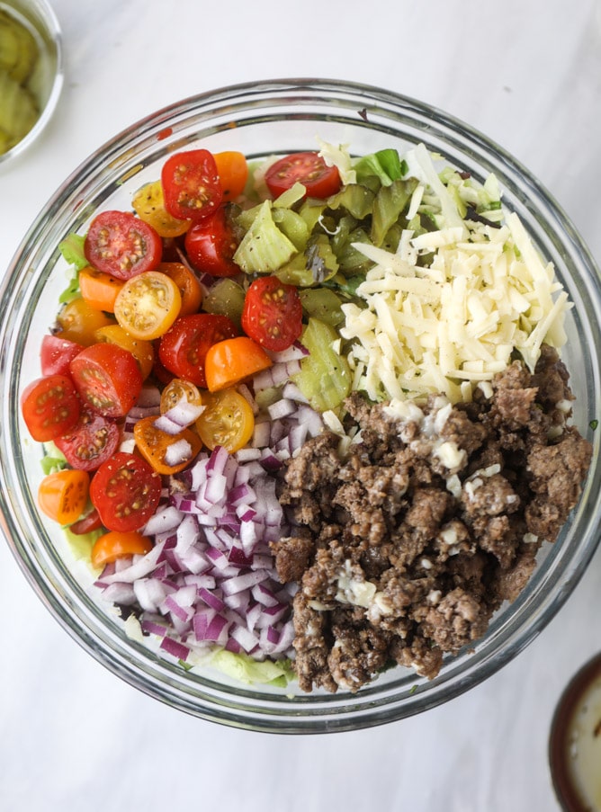 25 of my favorite easy dinners and back-to-school recipes! A fantastic mix of chicken, veggie and beef recipes that can made in 30 minutes or less. Perfect for back to school and weeknights when you need a super delicious but easy dinner. I howsweeteats.com #easy #dinners #back #to #school #recipes #healthy #30minute #meals